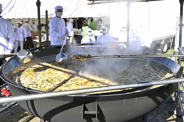 大鍋で具材を煮込んで作られた芋煮汁＝３日午前、下野市国分寺