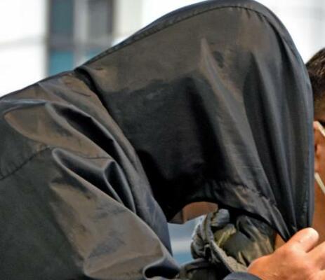 鹿児島県・奄美大島から移送され、羽田空港に到着した小畑寛昭容疑者=27日午後4時59分ごろ