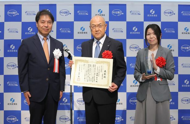 中小企業庁の山下隆一長官(左)から表彰状を受け取ったフタバ食品の小野企画部長(中央)ら=6月中旬、東京都内