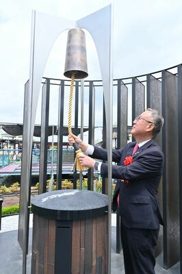 どまんなかの鐘を鳴らす金子市長
