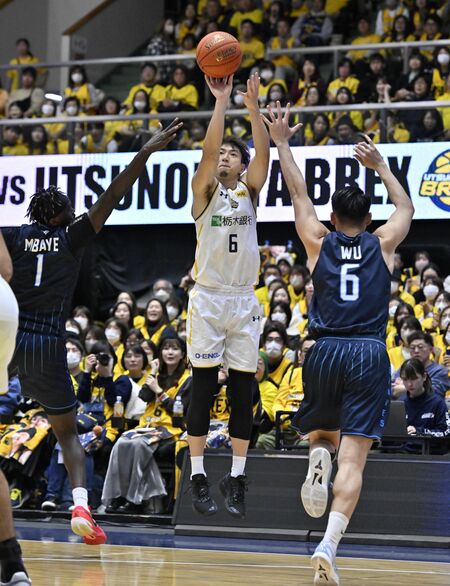 第２クオーター５分、３点シュートを決めるブレックスの比江島