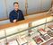カウンターに立つ店主の落合さん