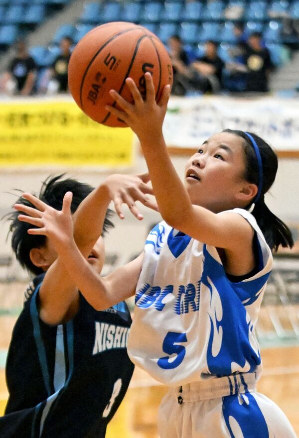 ミニバスケットボール女子 JBCガールズ-西が岡決勝 第1クオーター、JBC・舘野がシュート=県南体育館