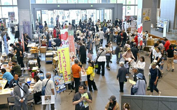 多くの来場者でにぎわった県民の日イベント＝13日午前11時40分、宇都宮市塙田１丁目