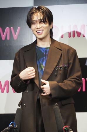 　報道陣の質問に軽妙なトークで応じるカルマ＝東京都豊島区