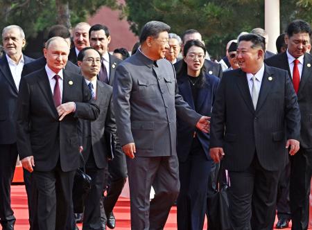 　抗日戦争勝利８０年記念行事に出席した中国の習近平国家主席（中央）とロシアのプーチン大統領（左）、北朝鮮の金正恩朝鮮労働党総書記ら＝３日、北京（ＡＰ＝共同）
