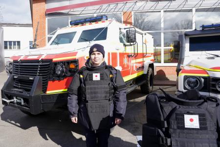 　女性向けの防護服を着るウクライナ非常事態庁関係者＝６日、キーウ（共同）