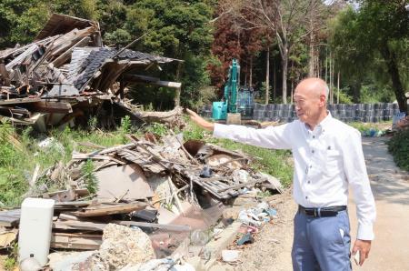 　奥能登豪雨で被災した自宅の状況を話す米沢斉さん＝８月、石川県輪島市町野町
