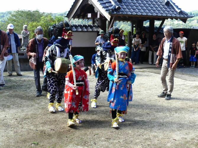 子どもたちの演技を見守る、大獅子の指導を行った古田土 弘明さん(写真右奥)