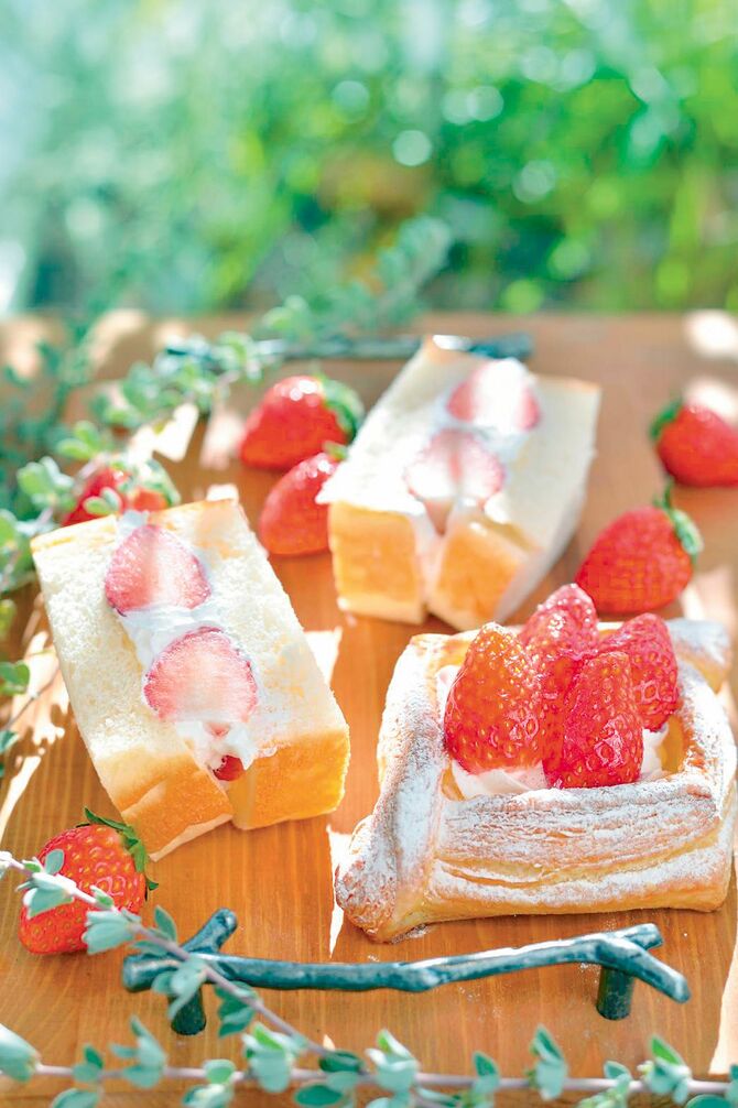 県産イチゴを挟んだ「いちごのフルーツサンド」（左）と「いちごのデニッシュ」