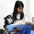 セラピー犬が“聞き役”に 小学生ら、お気に入りの1冊を読み聞かせ 栃木図書館でイベント