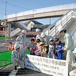 真岡の国道294号、歩道橋が完成　児童がニコニコ渡り初め「近道だし、う…