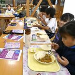 無農薬、地元の恵みに子どもたち笑顔　市貝の全小中学校で「有機野菜給食の…