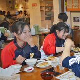 国体選手ら地元グルメ堪能　にぎわう県内、夜の活気も