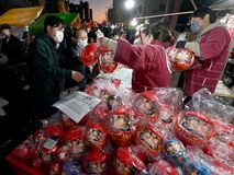 縁起物に願いを込めて　宇都宮・上河原通りで初市【動画】