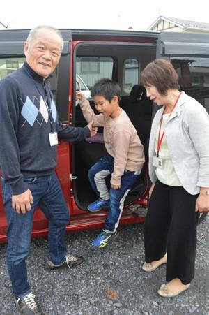 習い事の送迎も頼める。黒須さん夫妻は8年前から「提供会員」を続けている=下野市