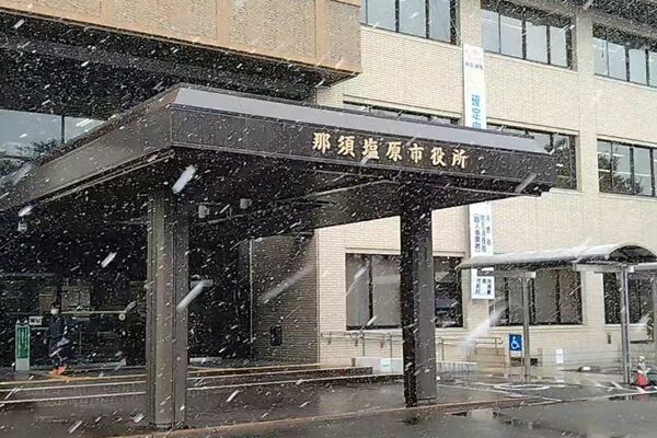 雪が降る那須塩原市役所前=午前9時55分、那須塩原市共墾社
