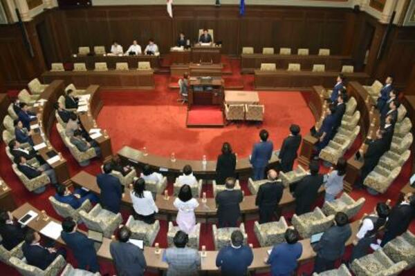 議員定数を79から73に削減する改正条例を可決した大阪府議会=16日午後