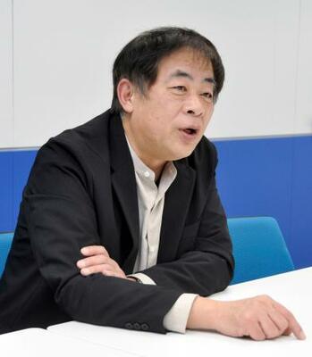 　インタビューに答える谷口悟朗監督＝東京都内