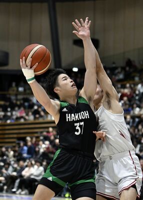 第1クオーター、白鴎大の南澤がシュートを決める