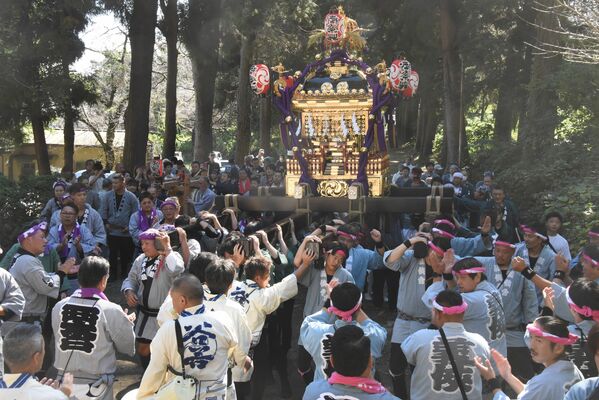 秋の例祭で初めて運行された大みこし