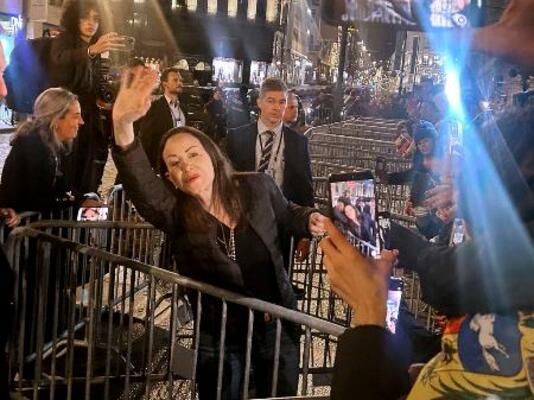 11日、ノルウェー・オスロで、支援者らに手を振るマチャド氏(共同)