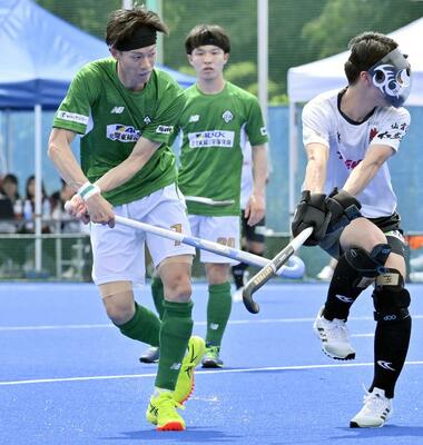 第３クオーター１分、リーベ栃木のＦＷ加藤（左）が先制ゴールを決める＝今市青少年スポーツセンター人工芝競技場、広瀬華撮影