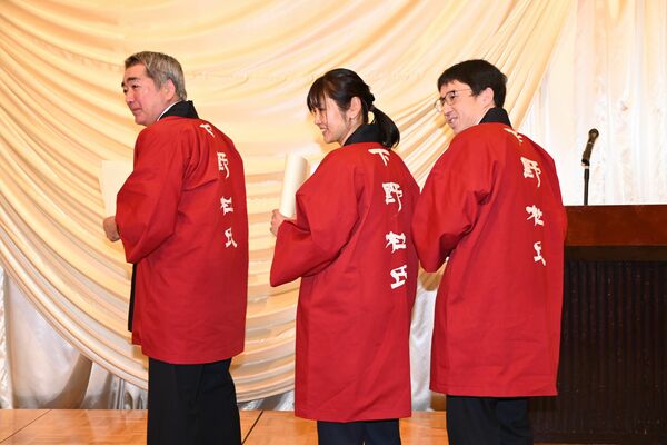 「下野杜氏」と染め抜かれた法被を披露する認証を受けた３人＝２５日夕、宇都宮市内