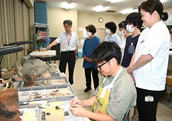 職員の解説を聞きながらセンター内を回る見学ツアー
