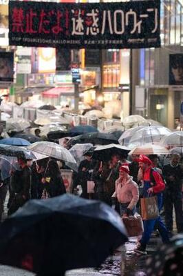 ハロウィーン当日を迎え、東京・渋谷のスクランブル交差点を仮装して歩く人たち=31日夜