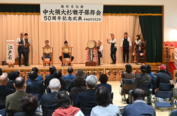 「大杉囃子」を披露する保存会の会員