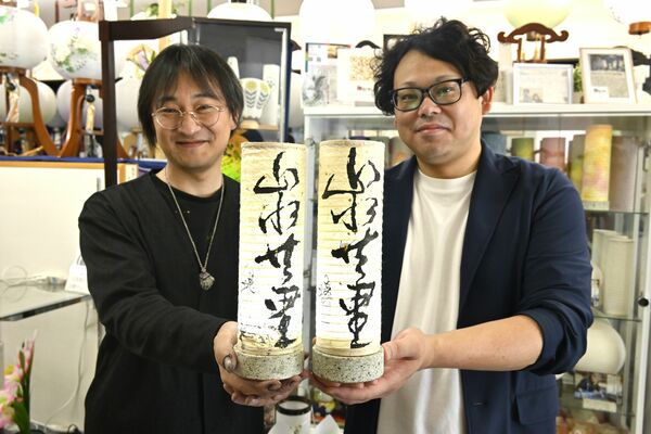 インテリア提灯を手にする西村専務（右）と荒川さん＝真岡市荒町