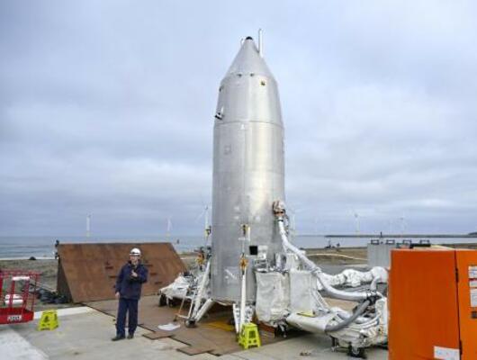 　報道陣に公開された小型実験機「ＲＶ―Ｘ」＝１４日、秋田県能代市