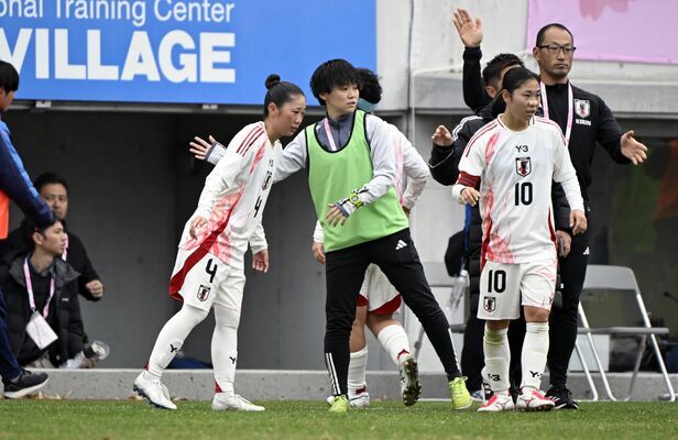 ハーフタイムにコミュニケーションをとる本県出身のＤＦ増田（左）と伊東主将（中央）＝日午後０時分、Ｊヴィレッジスタジアム、森田大地撮影