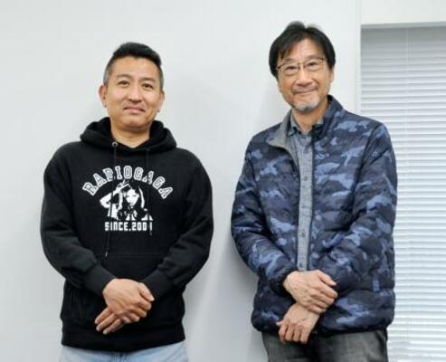 　平野俊貴監督（右）と、綿引圭チーフプロデューサー
