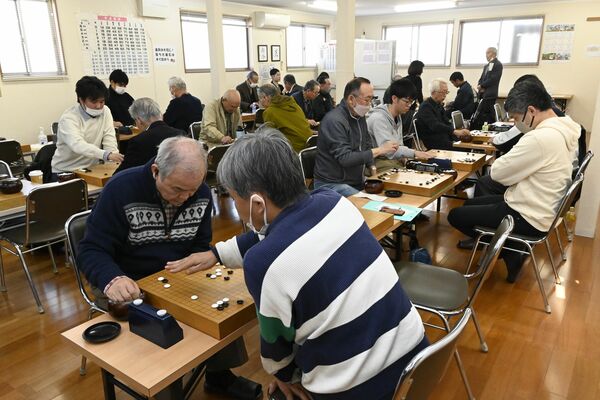 優勝を目指して真剣勝負に挑む出場者＝22日午前、宇都宮市若草２丁目