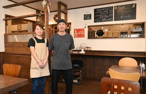２人で店を切り盛りする大島さん夫妻
