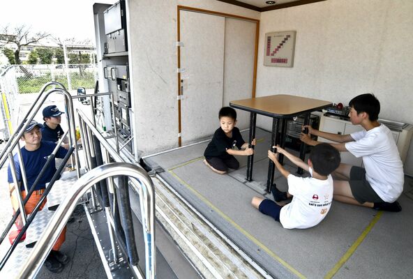 起震車で地震の揺れを体験する子どもたち