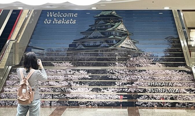 大阪城と満開の桜の画像を使った「サンプラザ商店街」の階段アート＝福岡市博多区