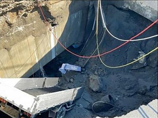 　埼玉県八潮市の県道陥没事故で、穴に転落したトラックの画像＝１月２８日（草加八潮消防局提供、画像の一部が加工されています）