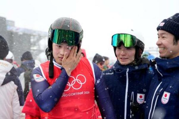 男子スキークロス決勝を終え、涙を拭う古野慧。4位に入った=リビーニョ(共同)