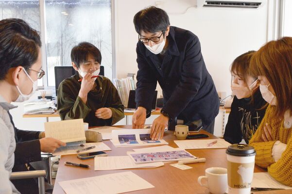 座談会では雑居ビルの特徴や街の面白さについて語り合った