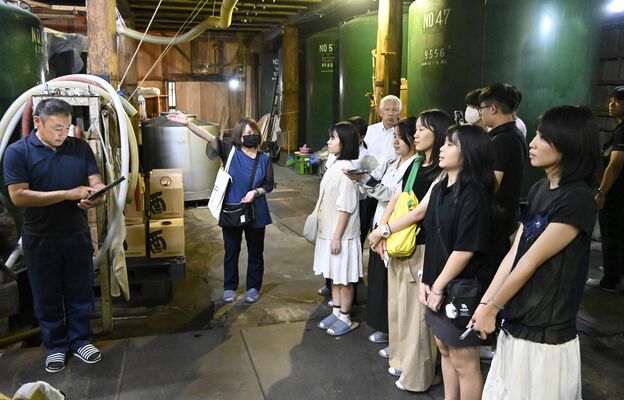 片山酒造の酒蔵を見学する台湾の高校生