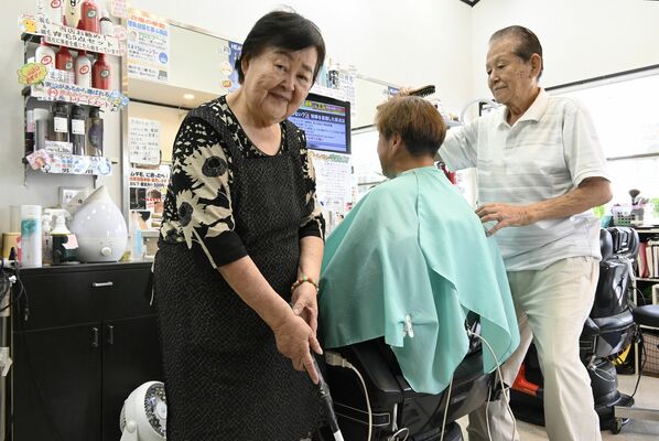 店に立ち仕事を手伝うツネ子さん（左）＝13日午後、那須塩原市五軒町