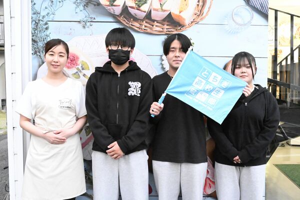 店長の斎藤さん(左)と「とちぎ高校生蔵部」のメンバー