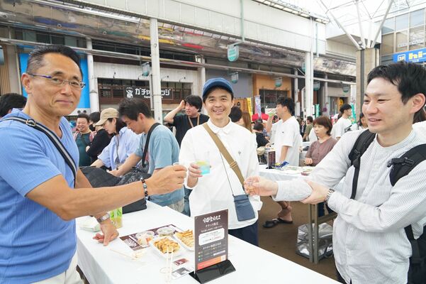 カクテルで乾杯する宇都宮バーフェス２０２５来場者ら＝２０２５年５月、宇都宮オリオンスクエア