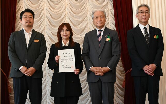 福田知事（右から２人目）から委嘱状を受け取り、ＣＡＯに就任した相川さん（同３人目）＝16日午前、県庁昭和館