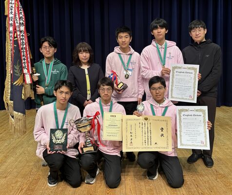 全国制覇を果たした宇都宮高英語部のメンバー＝21日午後、埼玉県川越市（提供）