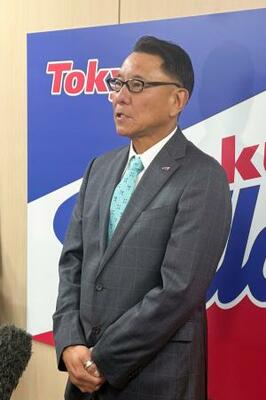 　スカウト会議後、取材に応じるヤクルトの池山新監督＝２２日、東京都内