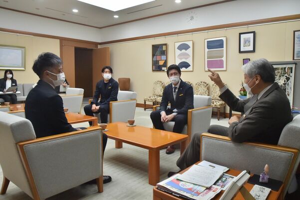 福田知事（右端）を表敬訪問した栃木ＳＣの橋本社長（左端）ら＝県庁